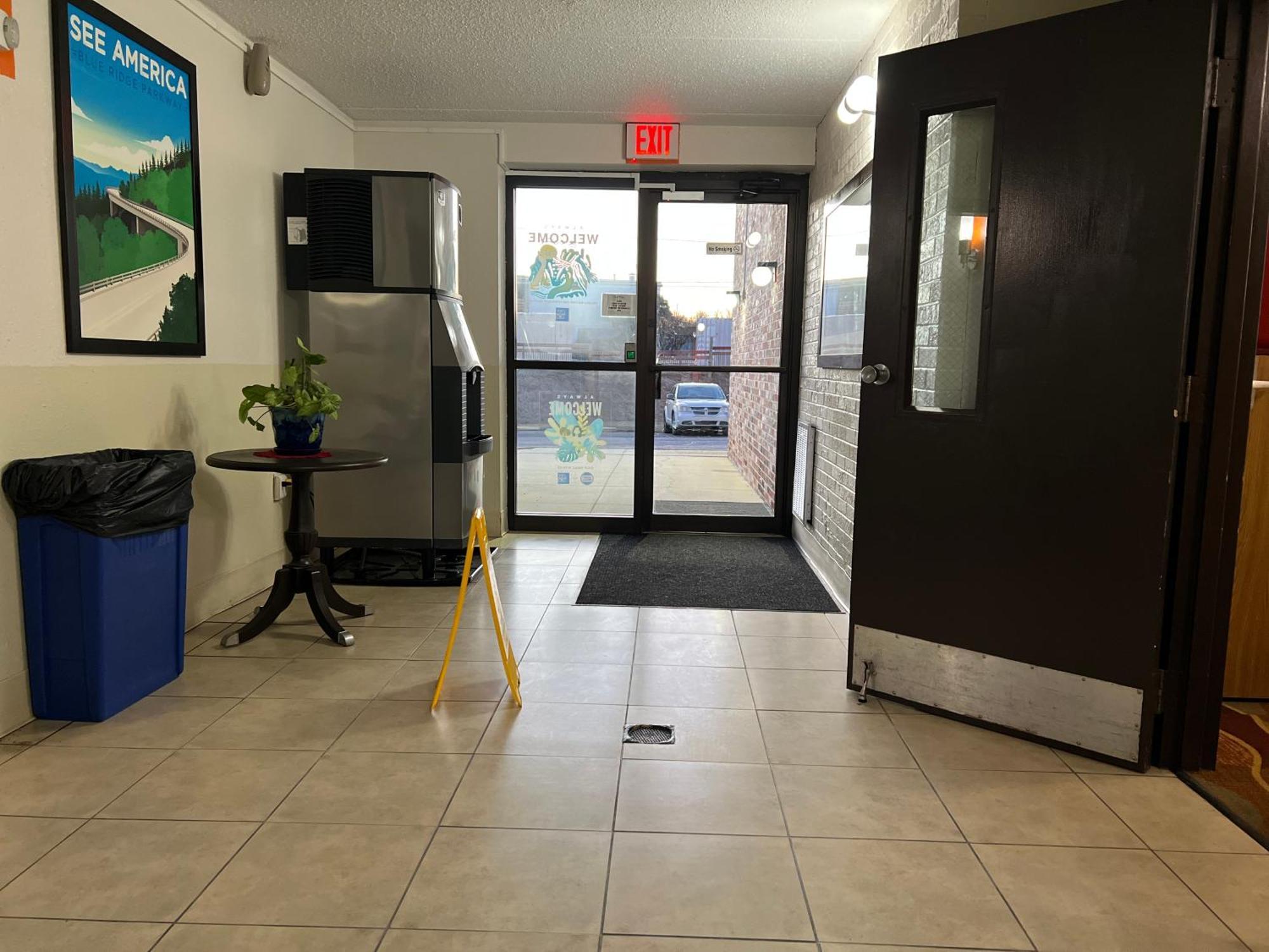 Travelodge By Wyndham Wytheville Ngoại thất bức ảnh